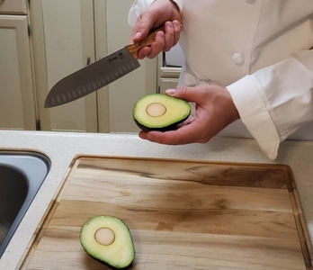 また硬い種があるアボカドも、まるでリンゴを切るかのように真っ二つ。