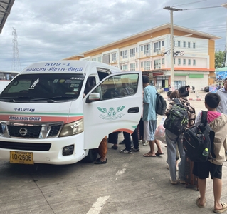 タイのポピュラーな移動手段、ロットゥー（乗合バン）。 狭い車内にぎゅうぎゅうに人が乗り込む。