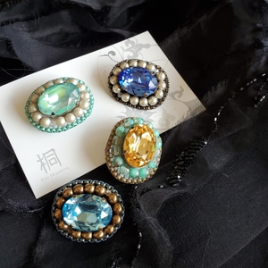 クリスタルガラスのブローチ