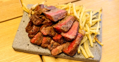 ボリューム満点の「ステーキフリッツ」のイメージ