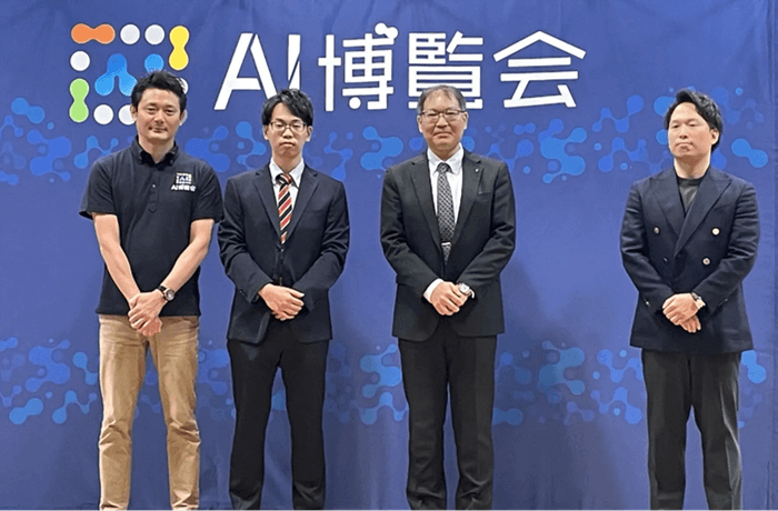 フォトセッションの様子(左から、株式会社アイスマイリー代表取締役 板羽、株式会社エムニ代表取締役 下野様、株式会社ソフトクリエイト 事業推進本部 製品開発部部長 畠山様、株式会社PKSHA Communication 新規事業開発室室長 下沢様)