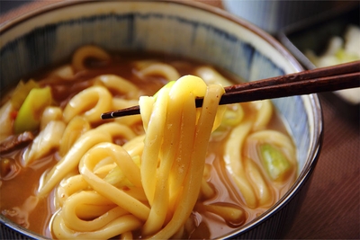 大人も子供も大好きなカレーうどんはテーブルで小鍋で仕立てて熱々をお楽しみください。