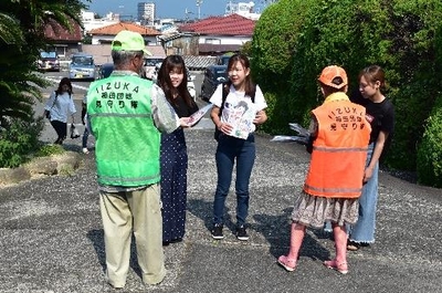 防犯ブザー配布の様子（キャンパス内）