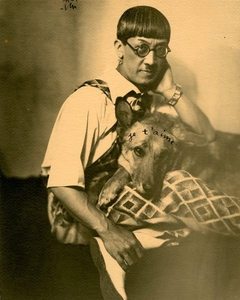 撮影者不明《藤田と犬》1920-29年　東京藝術大学所蔵