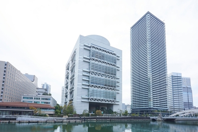 グランキューブ大阪（大阪府立国際会議場） ※写真中央の建物