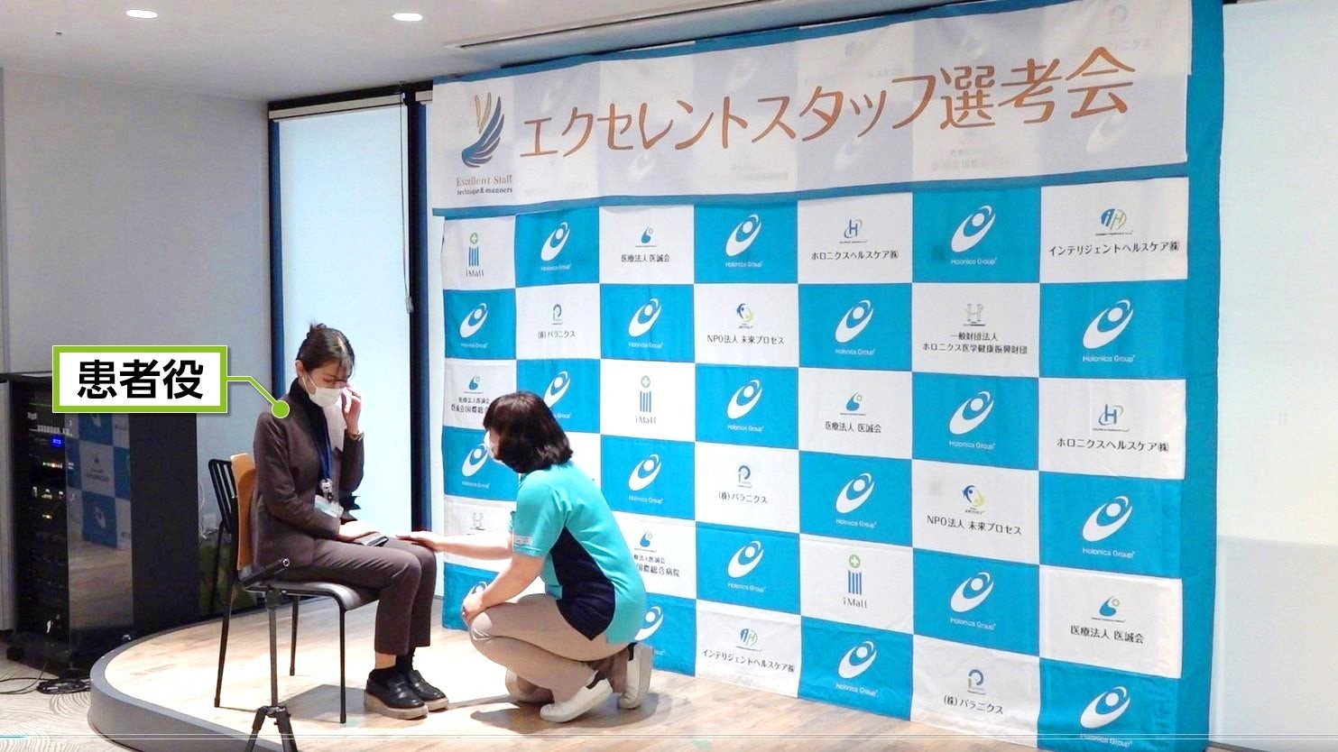 ロールプレイ:泣いて要望を伝える利用者へ対応するケアスタッフ