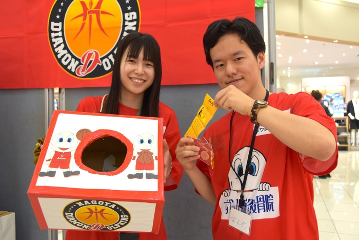 オリジナルキーホルダーを制作した伴野さん（右）とおみくじを作った加藤さん