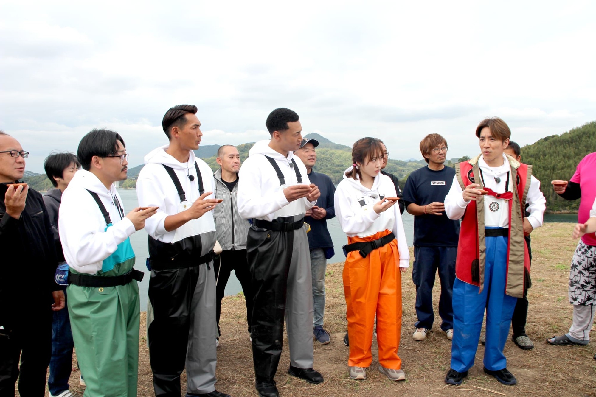 村上海賊の伝統にならって杯を交わす