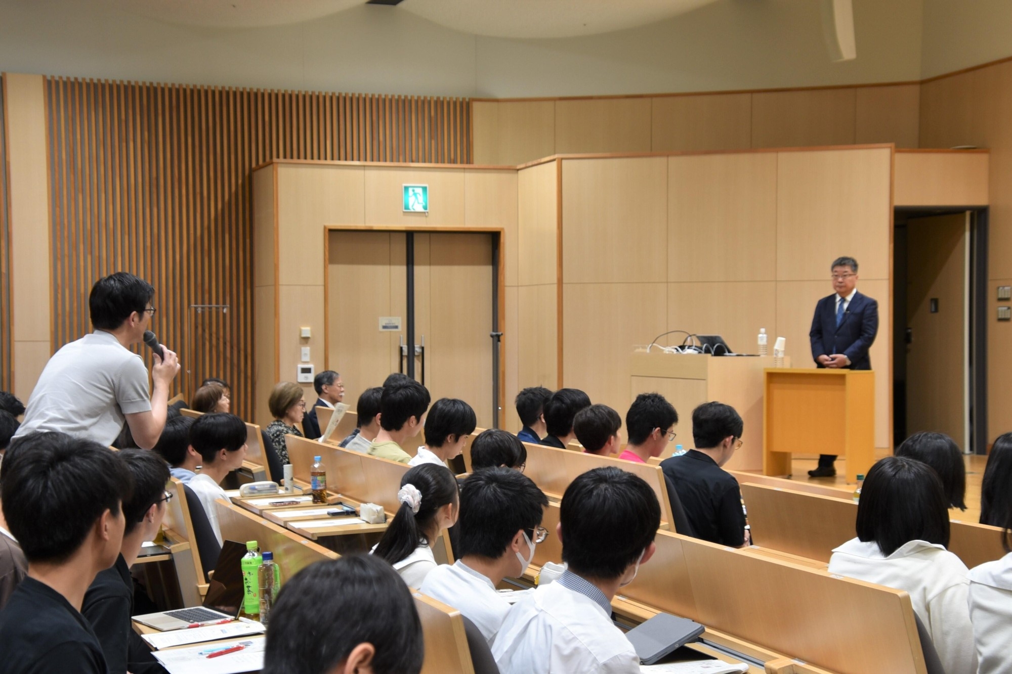 森特任教授に質問する聴講者