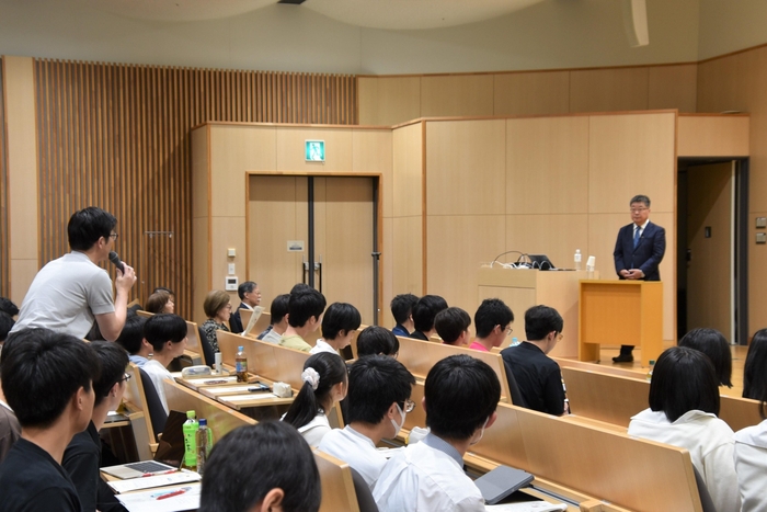 森特任教授に質問する聴講者