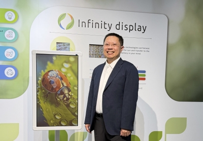 IRIS Optronics、量産対応の新型31.5インチ屋外ディスプレイで、Infinity®ソーラー発電対応ChLCD電子ペーパーシリーズをさらに強化。（写真はIRIS Optronics 会長兼CEOの廖奇璋（Albert Liao）博士）