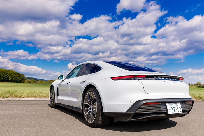 ポルシェ タイカン4S(後ろ姿)