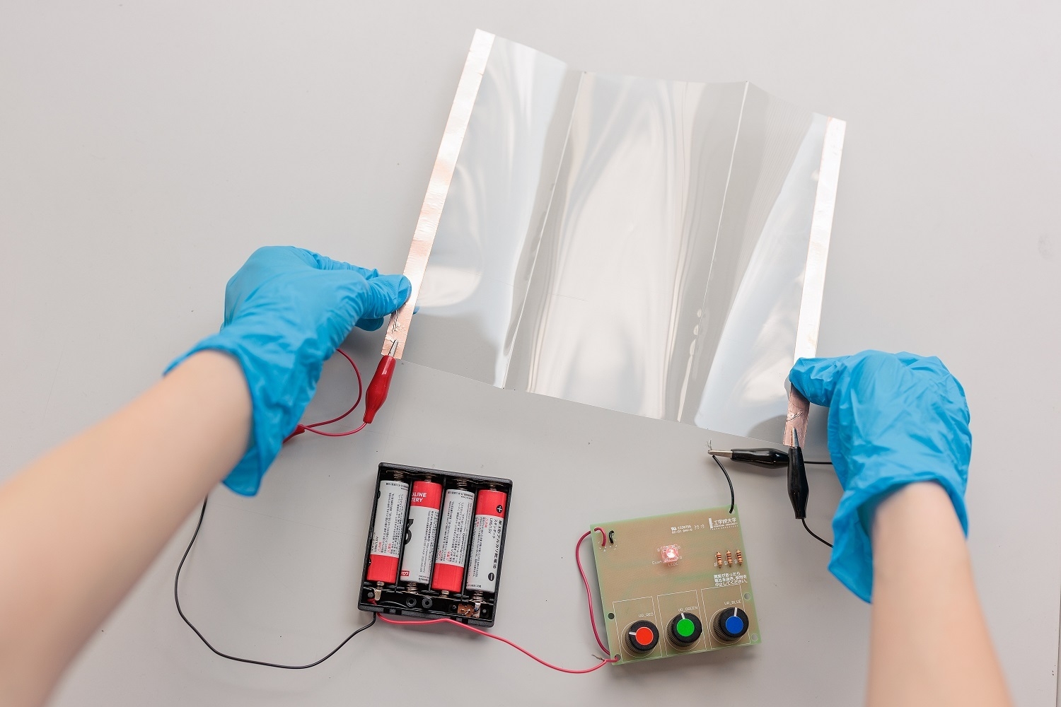 曲げてもLEDが点滅する透明導電膜