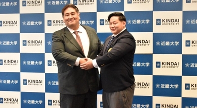 令和6年（2024年）の入門会見時の様子　二子山部屋 二子山雅高師匠（左）、三田関(右)