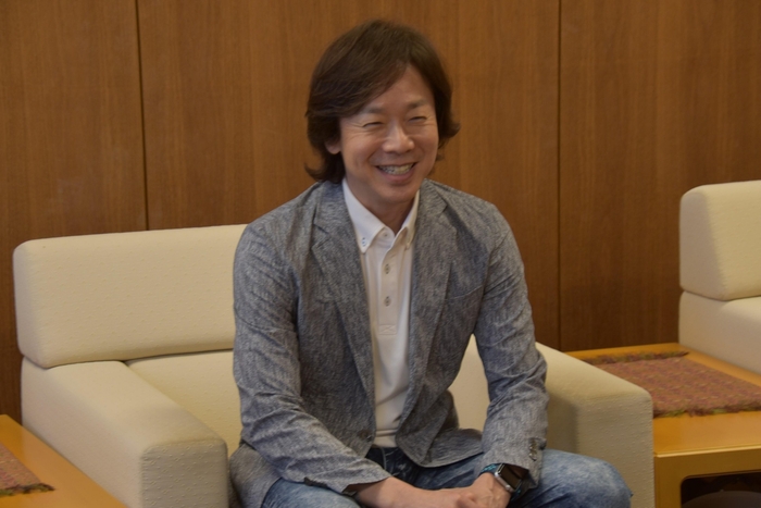 変わらぬ笑顔の佐藤特任教授