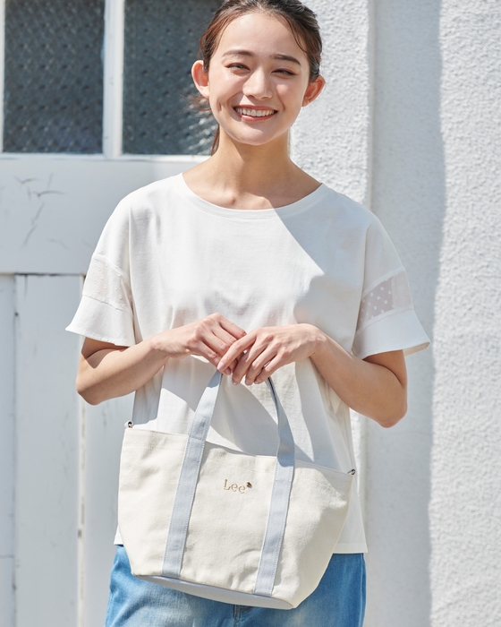★Lee(R)トリプルコラボアイテム ミニトートバッグ¥3,957 キャンバストート素材でハンドルと底にキキ&ララのイメージカラーを使用。