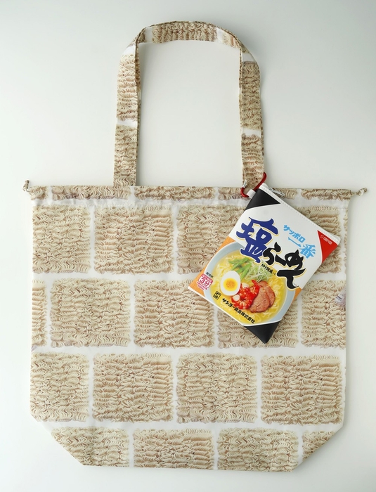 エコバッグにポーチを下げてもかわいい