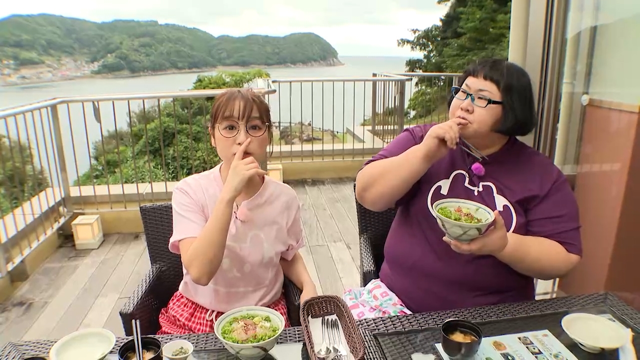 左から)鈴木奈々、安藤なつ(メイプル超合金)