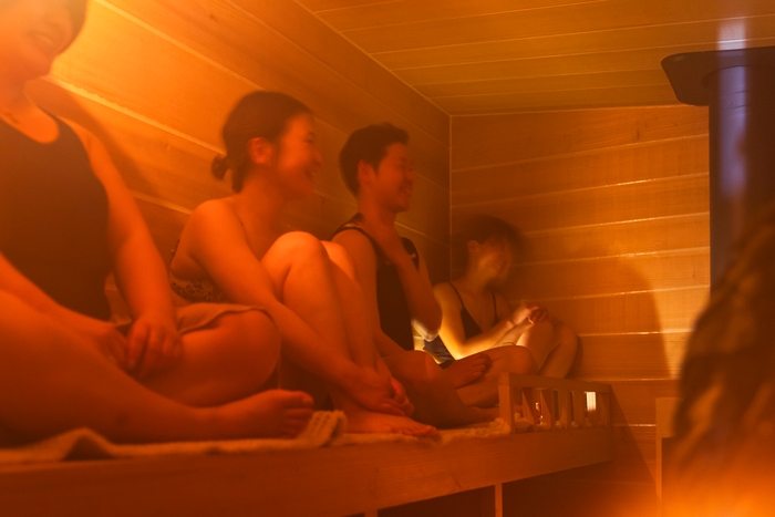 夜は火とランタンの灯で