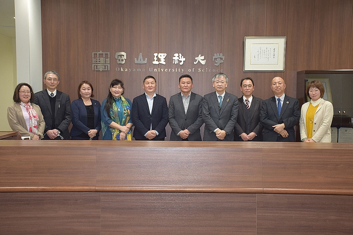 記念写真に納まるガンバートル学部長(左から5人目)と平野学長(右から4人目)ら