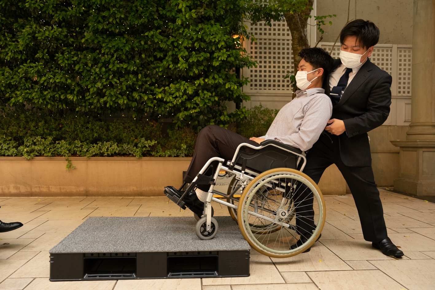 ▲車いす利用者への実践的なサポート方法の講義と実技研修