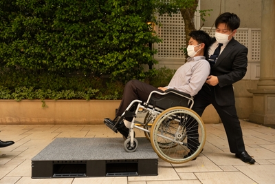 ▲車いす利用者への実践的なサポート方法の講義と実技研修