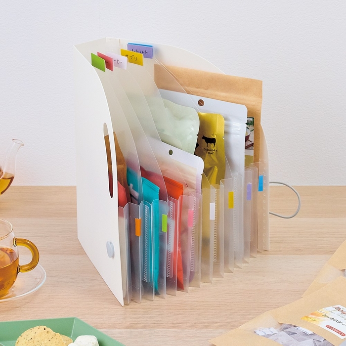 ティーバッグやレトルト、サプリメントなどを食品パウチ類もまとめて収納できます。