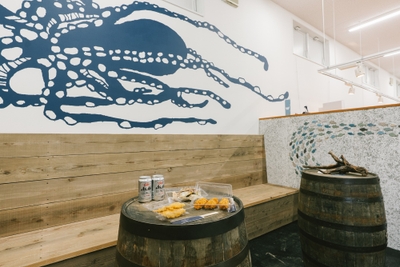 購入した魚介をその場で楽しめるイートインスペース