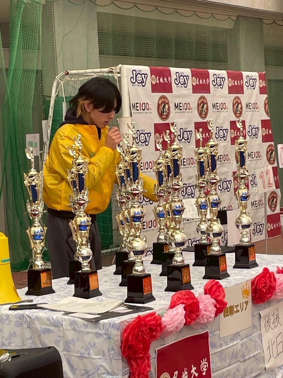 特大トロフィーを用意