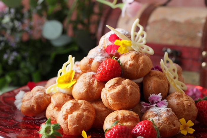 ▲いちご&シュー お花畑のクロカンブッシュ ホテルメイドのシューには、バニラビーンズが香るカスタードがたっぷり。メルヘンチックな仕上がりに。