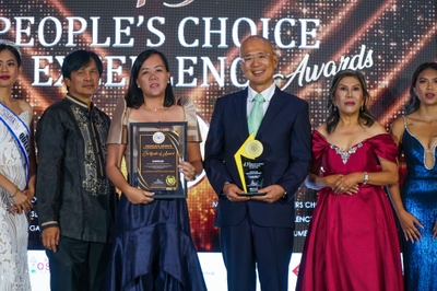 真ん中(左)QQEnglish General Manager Ms.Noreen、真ん中(右)QQEnglish代表取締役藤岡頼光