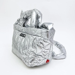 スヌーピーの秋冬おすすめバッグ。ふかふかモチモチなシルエットが最高に愛らしいデザインです。