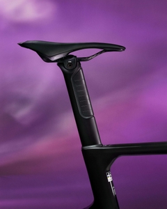 VCLS Aeroコンフォートシートポスト： 通常はスピード重視で設計されるエアロシートポストにおいて、快適性を実現した世界初の設計。革新的なSP0093 VCLS Aeroシートポストは、精密なレイアップ構造により、剛性の高い一般的なシートポストと比較して25％以上の縦方向コンプライアンス向上を実現しています。