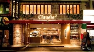 店舗外観/入口左手にあるイタリア製のピザ窯が特徴。