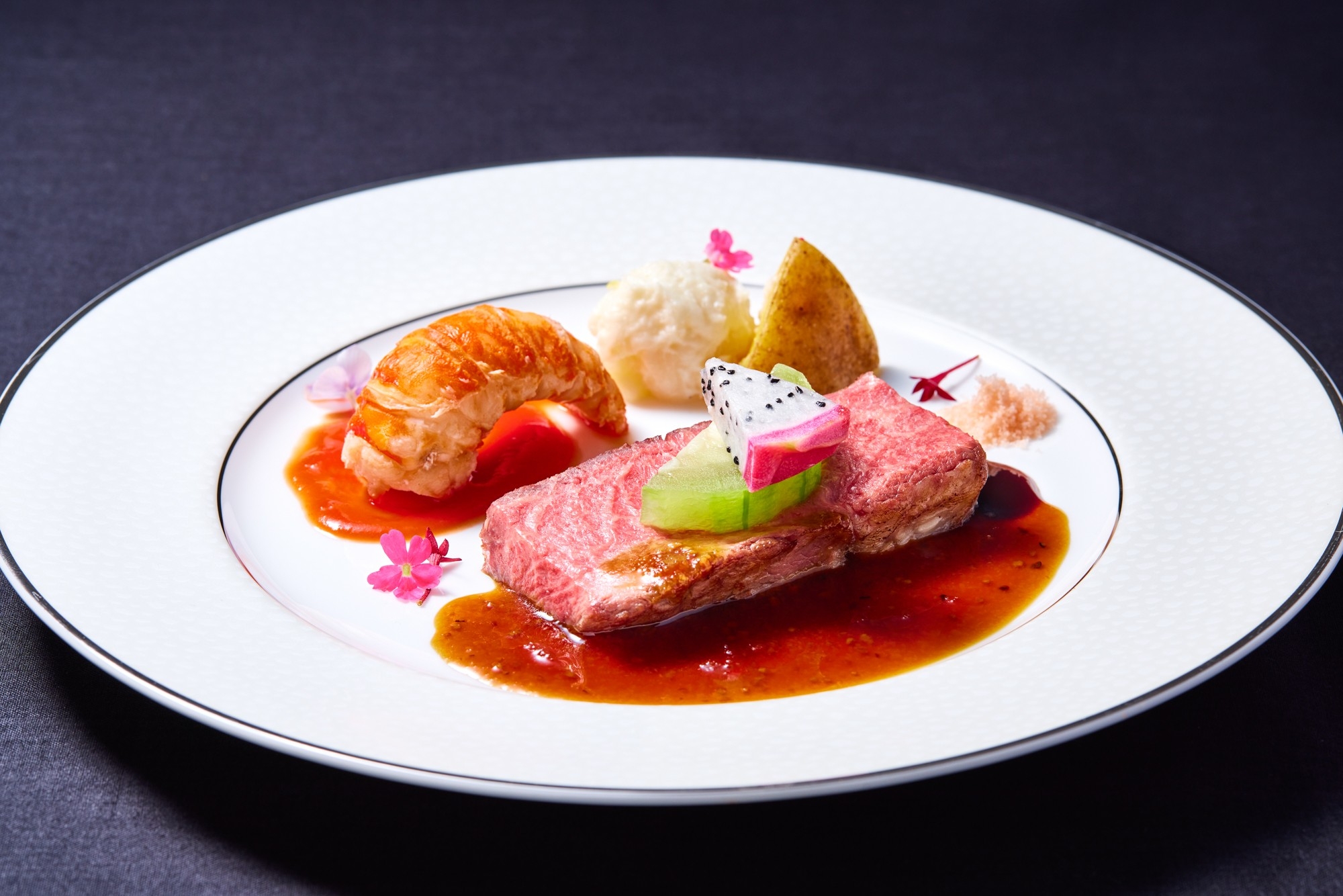 沖縄県産黒毛和牛ステーキとイセエビの鉄板焼き