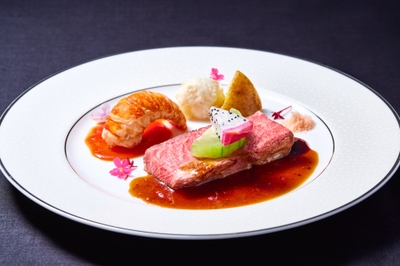 沖縄県産黒毛和牛ステーキとイセエビの鉄板焼き