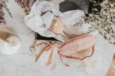 アイマスクは、専用ケース付きで携帯できるコンパクトなつくりに。ご自宅でのリラックス時間や、旅の休憩のお供に活躍します。