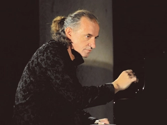 鬼才のピアニスト ケマル・ゲキチ　2021年けがのため中止となった幻の公演を改めて開催！　「ケマル・ゲキチ　ピアノ・リサイタル」開催決定