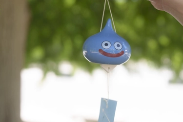  チリン！チリン！可愛いスライム風鈴の音が響き渡る ニジゲンノモリ「ドラゴンクエスト アイランド」 「スライム風鈴～わたしだけの音だより～」明後日7月27日（日）開始