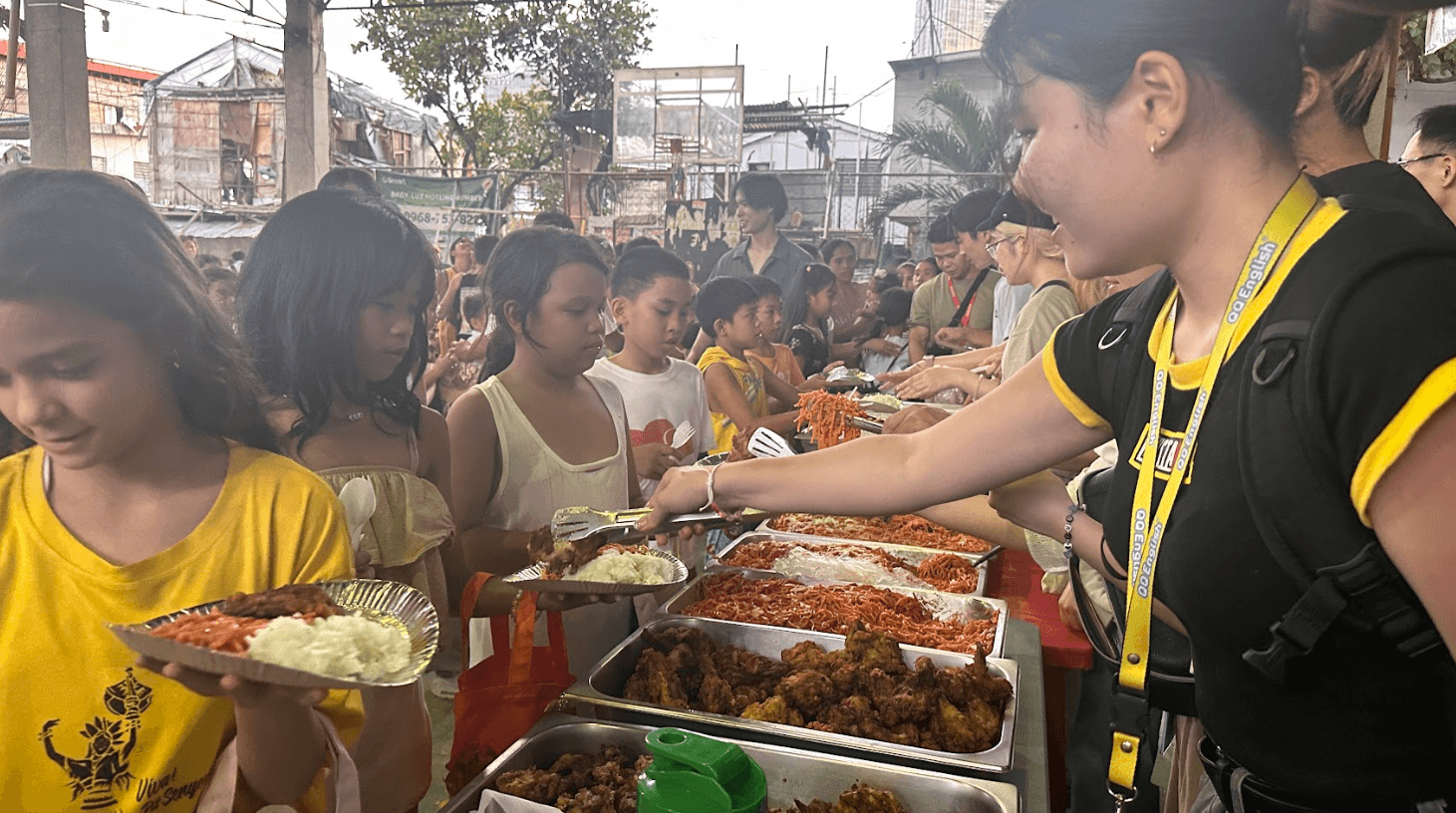 配給を受け取る子どもたち