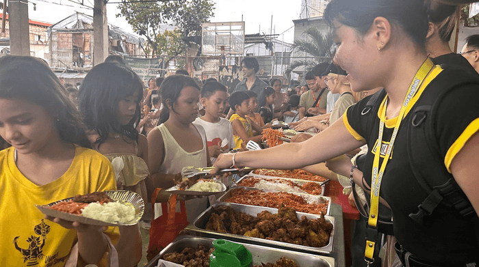 配給を受け取る子どもたち
