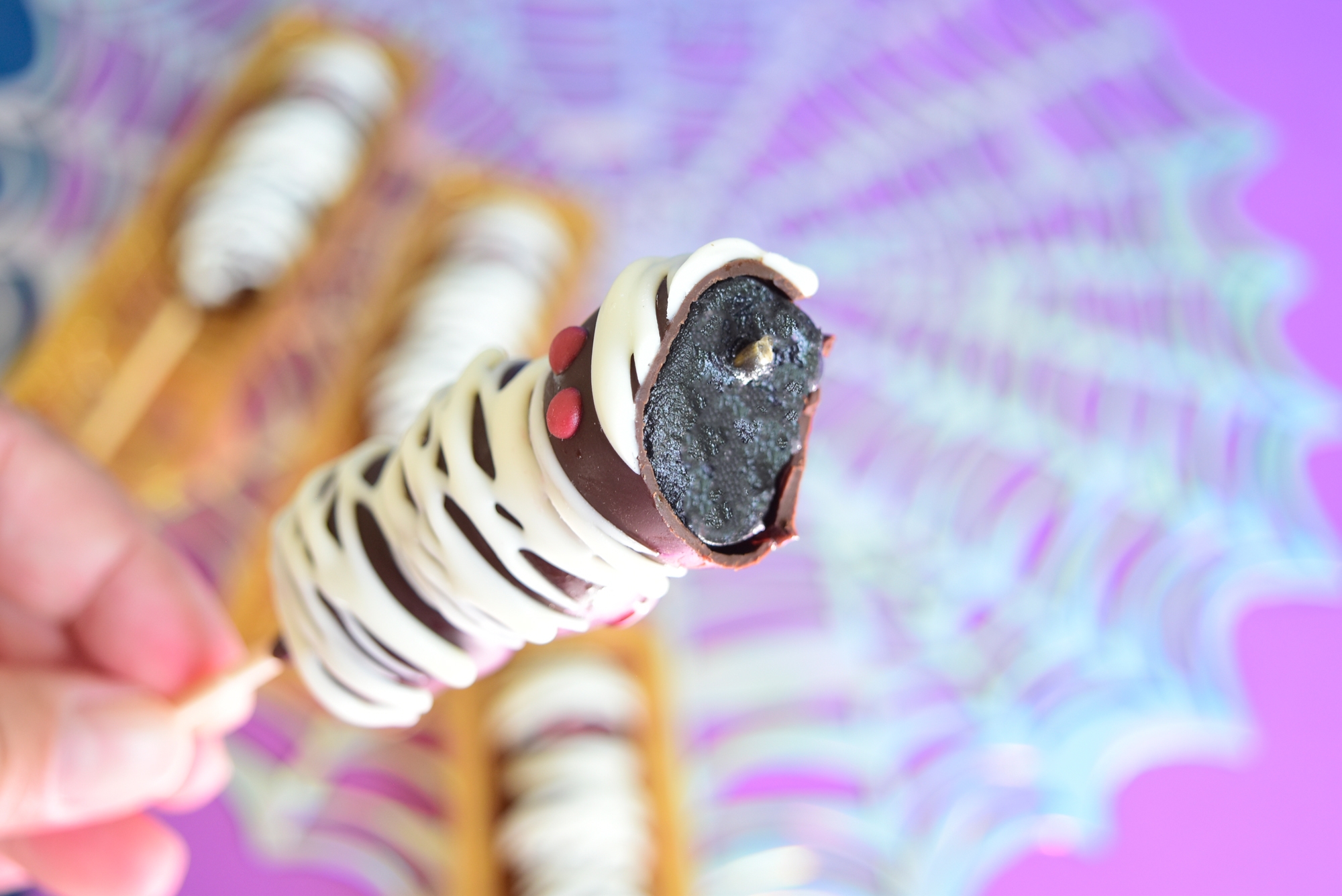 中の団子は竹炭入りで真っ黒!