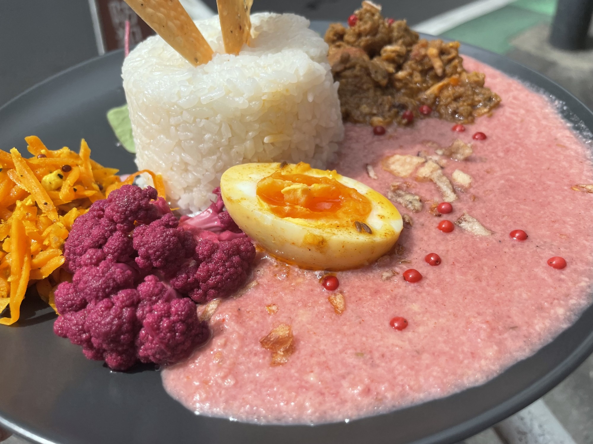 見た目はピンク、味は本気!    かわいいだけじゃない本格スパイスカレー「PEACH HOUSE CAFE」が恵比寿にオープン!!