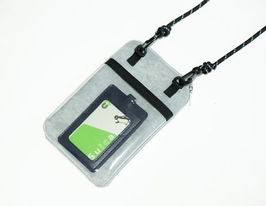 裏側のクリアポケットが使える！