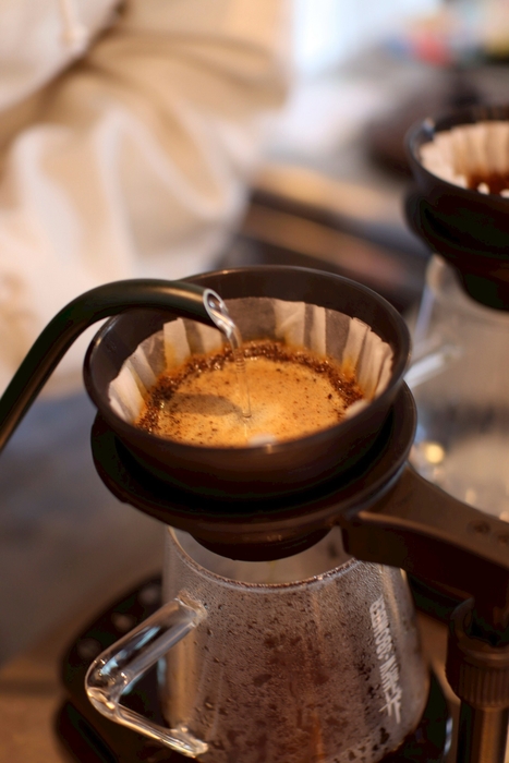 丁寧なハンドドリップで引き出されるスペシャルティコーヒーのクリアな味わい