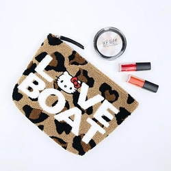 エモすぎる！ハローキティ×LOVE BOATの天才的コラボなモコモコポーチで胸キュン不可避！