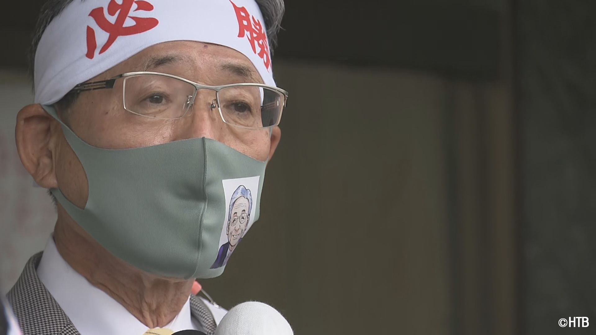 テレメンタリー2021「核のごみ 訣別の町長選 ~過疎のマチ 分断の先には~」調査の即時撤回を訴えていた越前谷由樹氏(C)HTB