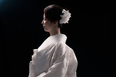 実際にスタジオで撮影した白無垢姿の美しい花嫁様の横顔