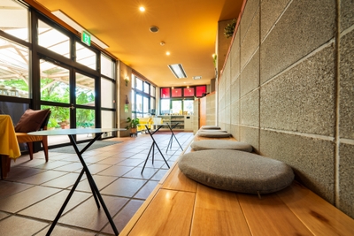 カフェラウンジでごゆっくりお寛ぎください