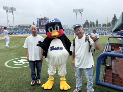 始球式に登場したバイきんぐ（左から小峠英二、つば九郎、西村瑞樹）